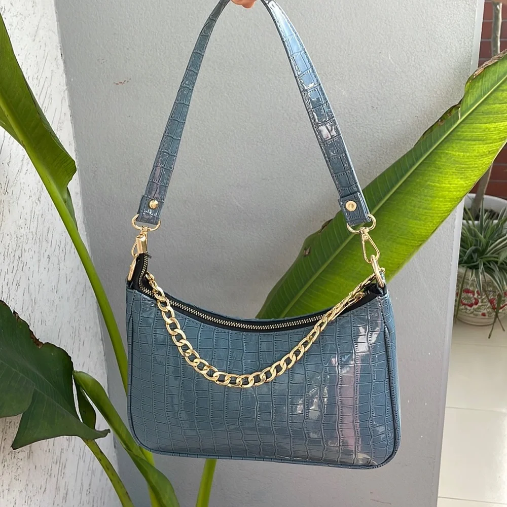 ✨❣️ Super cute blue baguette sling bag in croc texture - Picture 1 of 5